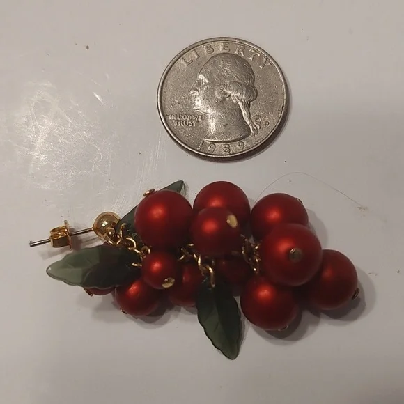 Vintage Avon Christmas Holly Fruit Red Berry Beads Green Leaves Dangle Earrings - Picture 4 of 4